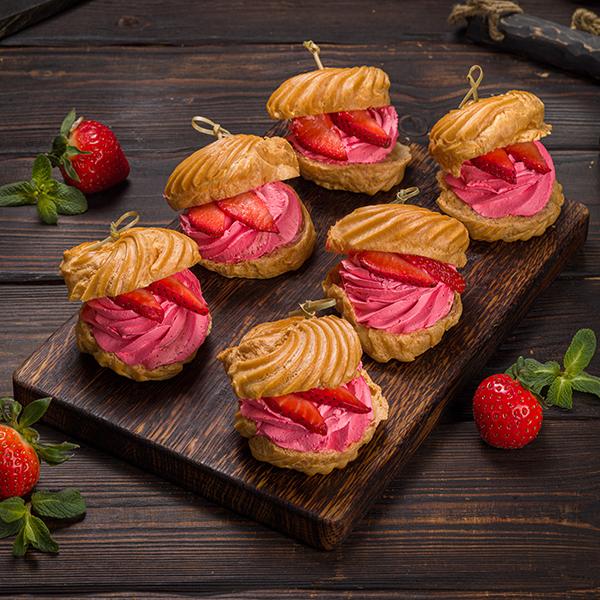 Профитроли с клубникой и розовым кремом | Десерты | MOSCOW FOOD - доставка вкусных блюд