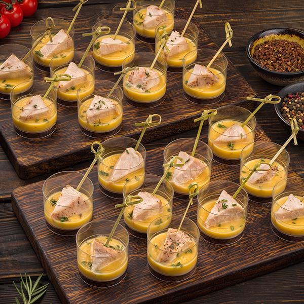 Канапе из индейки су-вид с ананасовым соусом | Канапе | MOSCOW FOOD - доставка вкусных блюд